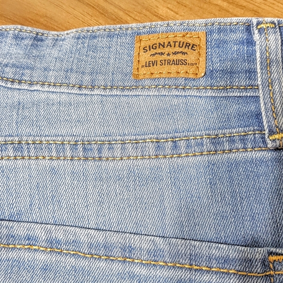 Signature Levi Strauss Distressed Shorts Light Wash - Picture 3 of 5